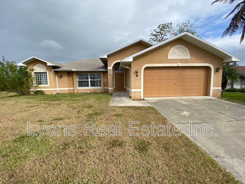 2251 SW 4th St in Cape Coral, FL - Foto de edificio