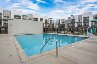 Fiddyment Apartments in Roseville, CA - Foto de edificio - Building Photo