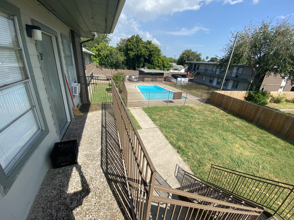 Woodlawn Apartments in Corpus Christi, TX - Building Photo