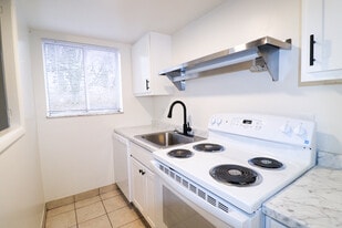 2323 Beechmont Ave in Cincinnati, OH - Building Photo