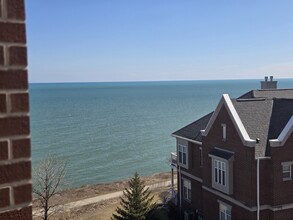 3872 S Lake Dr, Unit 408 in St. Francis, WI - Building Photo - Building Photo