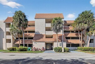 491 Ives Dairy Rd in Miami, FL - Building Photo