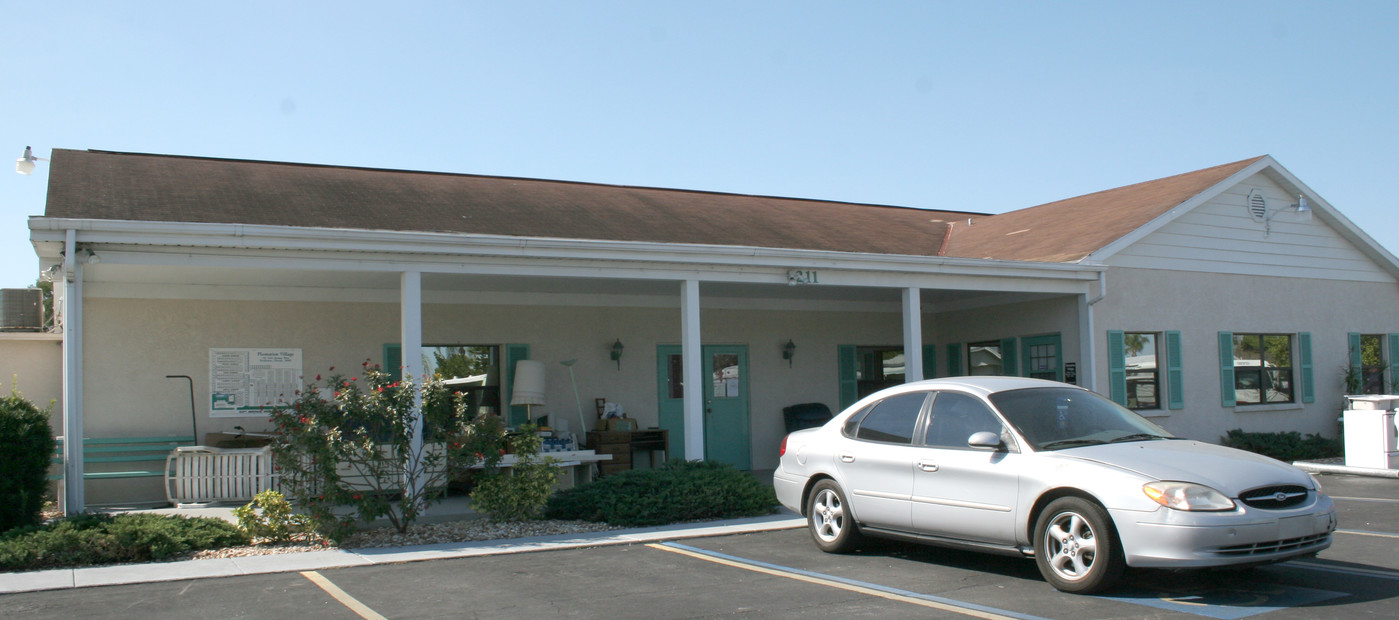 Plantation Village in Bradenton, FL - Building Photo