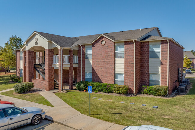 The Greens at Broken Arrow I, II and III in Broken Arrow, OK - Foto de edificio - Building Photo