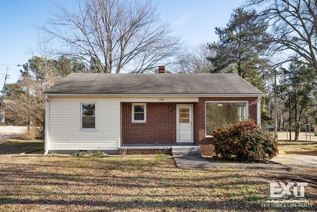 306 N Main St in La Crosse, VA - Building Photo - Building Photo