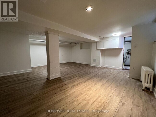 882-882 College St in Toronto, ON - Building Photo - Building Photo