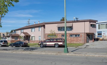 6140 Market St in Oakland, CA - Foto de edificio - Building Photo