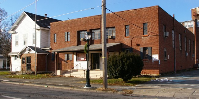 265 S Courtland St in East Stroudsburg, PA - Foto de edificio - Primary Photo