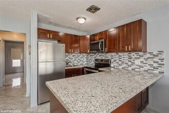 800 SW 11th Ave in Hallandale Beach, FL - Building Photo - Building Photo