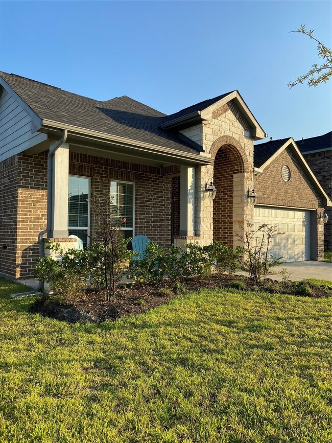 12106 Champion's Frst Dr in Mont Belvieu, TX - Foto de edificio - Building Photo