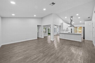 490 St Tropez Cir NE in St. Petersburg, FL - Building Photo - Building Photo