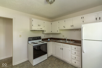 811 Riverside Dr in Greenwood, IN - Building Photo - Building Photo