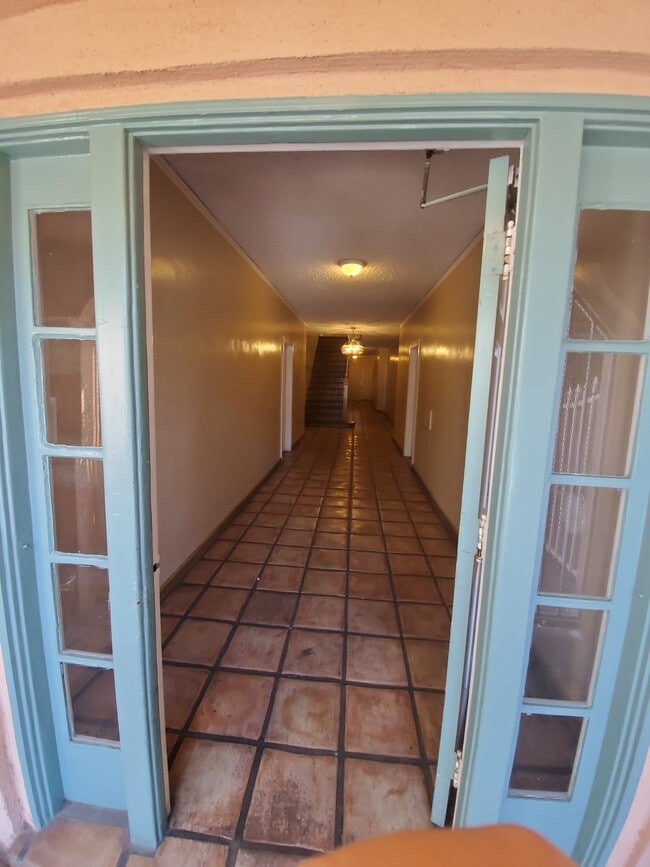 608 N St Andrews Pl, Unit 5 in Los Angeles, CA - Foto de edificio - Building Photo