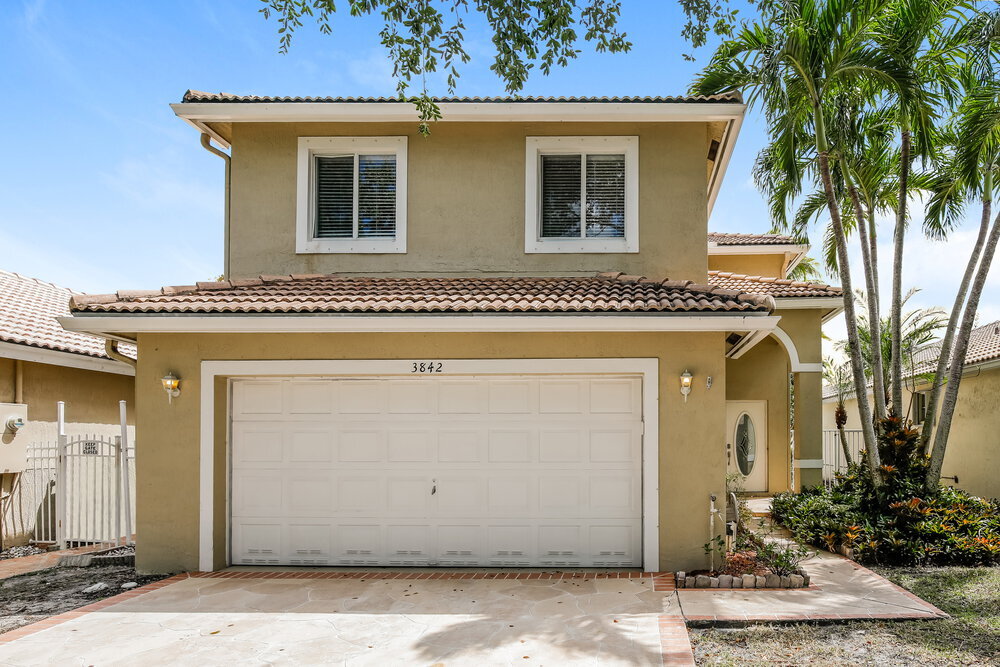 3842 NW 63rd Ct in Coconut Creek, FL - Building Photo