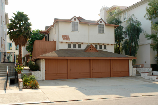 10622 Eastborne Ave in Los Angeles, CA - Building Photo - Building Photo