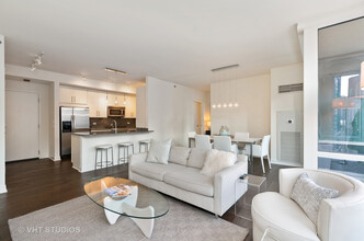 401 E Ontario St, Unit 38F in Chicago, IL - Building Photo - Building Photo