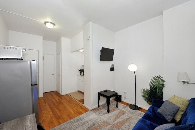 348 W 36th St. in New York, NY - Building Photo - Building Photo