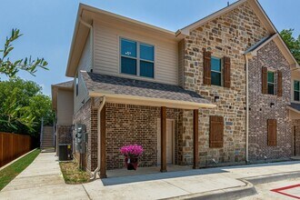 115 W Jones St in Krum, TX - Building Photo - Building Photo