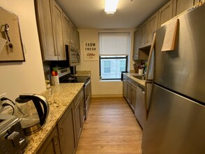 636 Beacon St, Unit 304 in Boston, MA - Foto de edificio - Building Photo