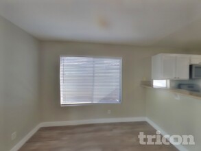 5646 Roundrock Dr in Las Vegas, NV - Foto de edificio - Building Photo