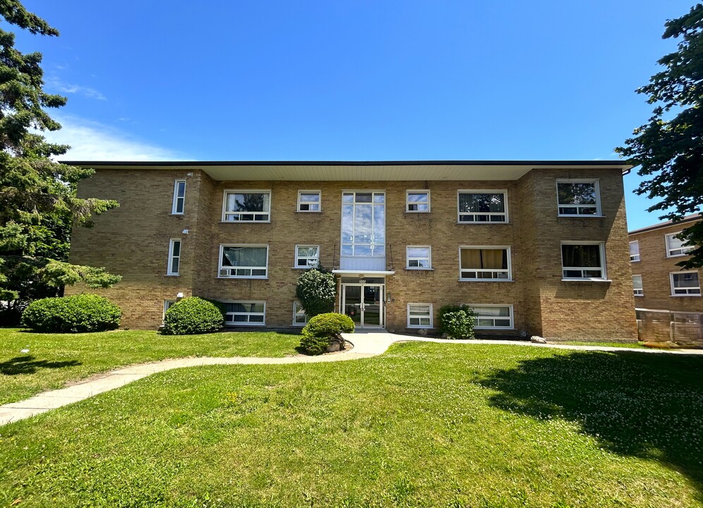 Maurice Park Apartments in Oakville, ON - Building Photo