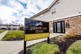 Country Lake Estates in Indianapolis, IN - Foto de edificio - Building Photo