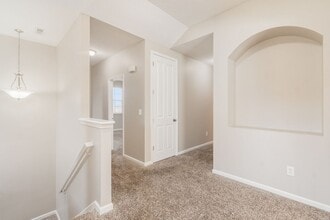 560 Redwood Ln in Lewis Center, OH - Building Photo - Building Photo