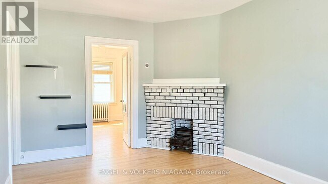 5038 Huron St in Niagara Falls, ON - Building Photo - Building Photo