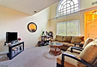 62 Bentley Ct in Bedminster, NJ - Foto de edificio - Building Photo