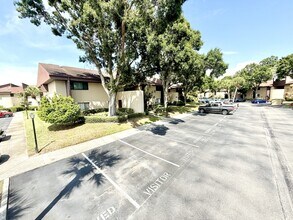 785 S Village Dr in St. Petersburg, FL - Foto de edificio - Building Photo