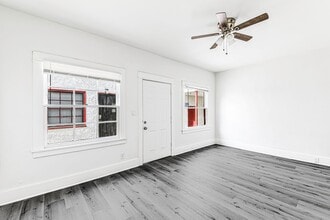 1045 E 4th St in Long Beach, CA - Foto de edificio - Building Photo