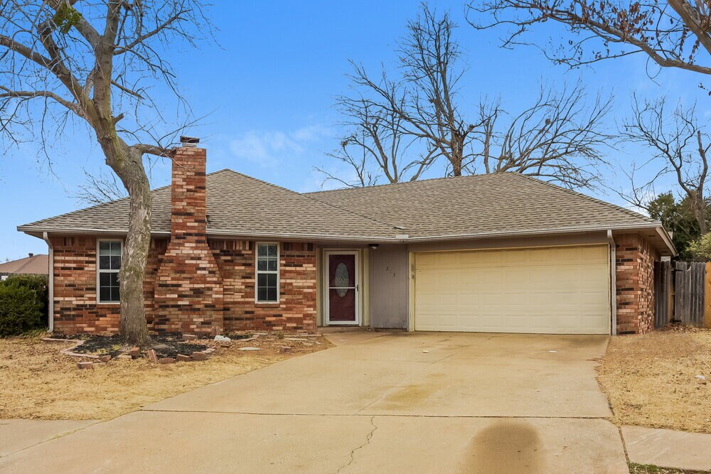 213 Pinewood Cir in Moore, OK - Building Photo