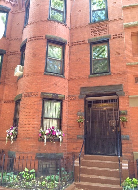 24 Wellington St in Boston, MA - Building Photo