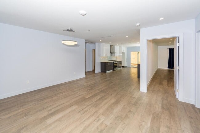 6850 Encino Ave in Van Nuys, CA - Building Photo - Building Photo
