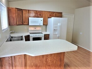 859 W 2005 N in Clinton, UT - Foto de edificio - Building Photo