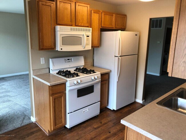 796 Castle Valley Blvd, Unit E in New Castle, CO - Foto de edificio - Building Photo