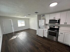 2122 Mara Ct in Leesburg, FL - Building Photo