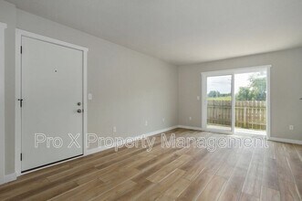 2213 E Macs Ct in Springfield, MO - Foto de edificio - Building Photo