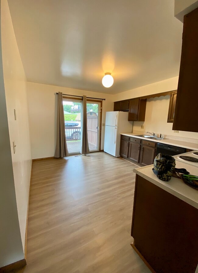 521 Kerry Dr, Unit #202 in Winona, MN - Foto de edificio - Building Photo