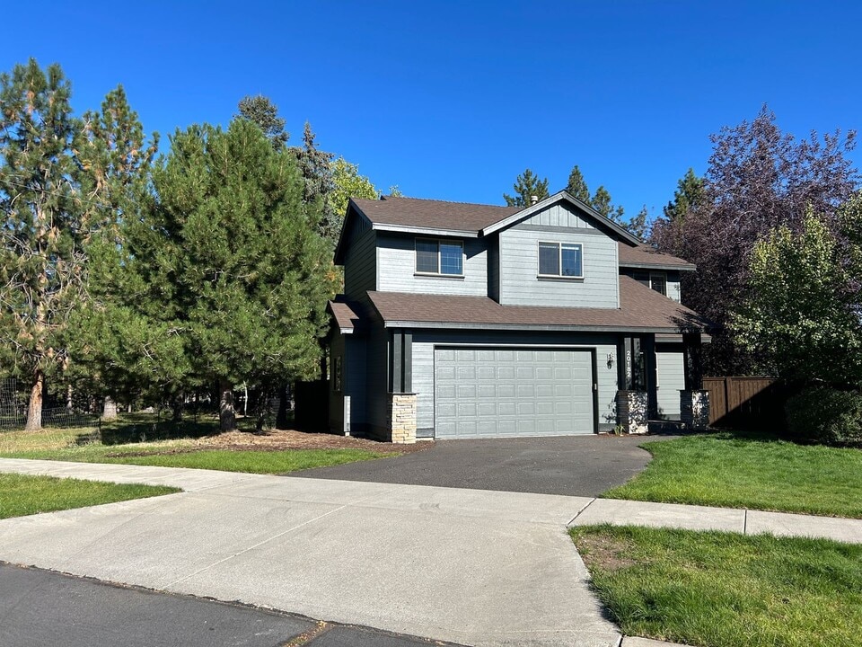 20182 Graham Rd in Bend, OR - Building Photo