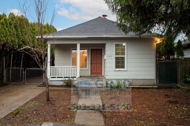5725 SE Center St in Portland, OR - Building Photo - Building Photo