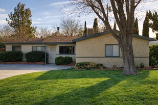 526 E Nugent St in Lancaster, CA - Building Photo