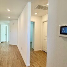 9822 Stoney Spg Ln in Baytown, TX - Foto de edificio - Building Photo