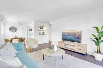 2626 St Johns St in Port Moody, BC - Building Photo - Building Photo