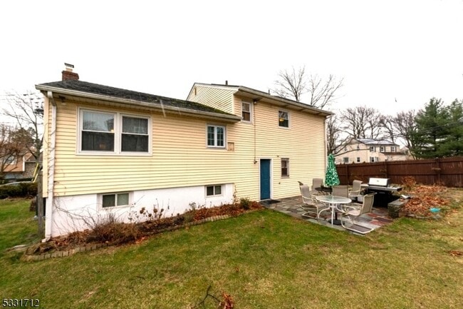 302 Foxwood Rd in Union, NJ - Building Photo - Building Photo