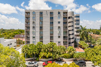 Coral Palms Condominium in Miami, FL - Foto de edificio - Building Photo