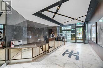 327 King St W in Toronto, ON - Building Photo - Building Photo