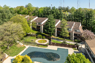 Greentree Summit Condominiums in Philadelphia, PA - Foto de edificio - Building Photo