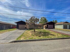 1927-1929 Green Ave in Roseburg, OR - Building Photo