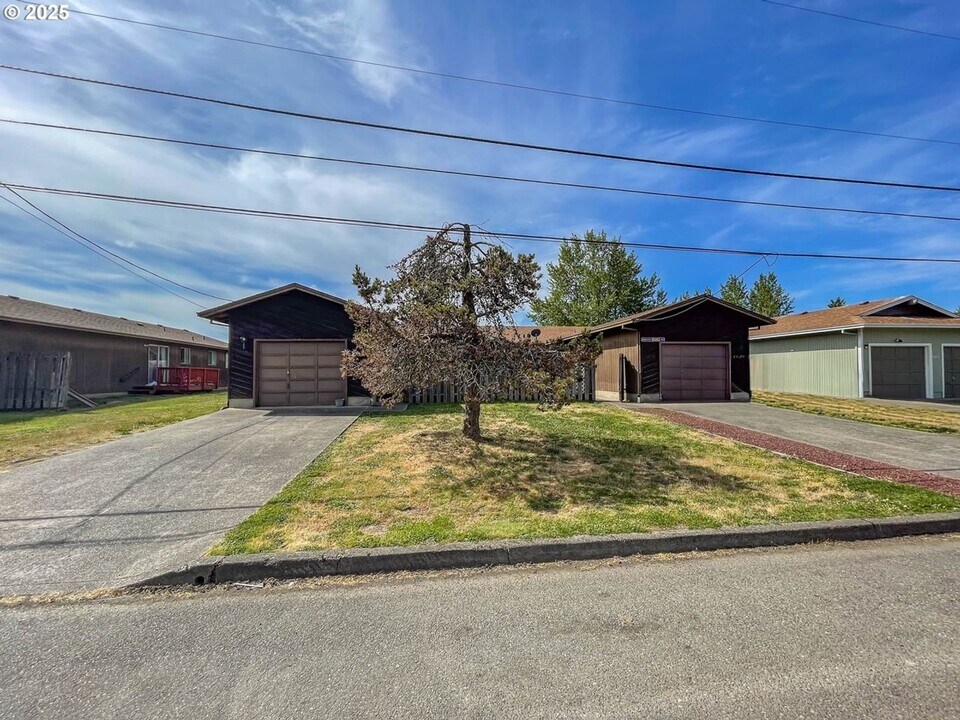 1927-1929 Green Ave in Roseburg, OR - Building Photo